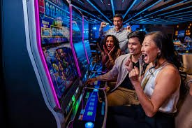 Pengguna ponsel membaca deposit pulsa
